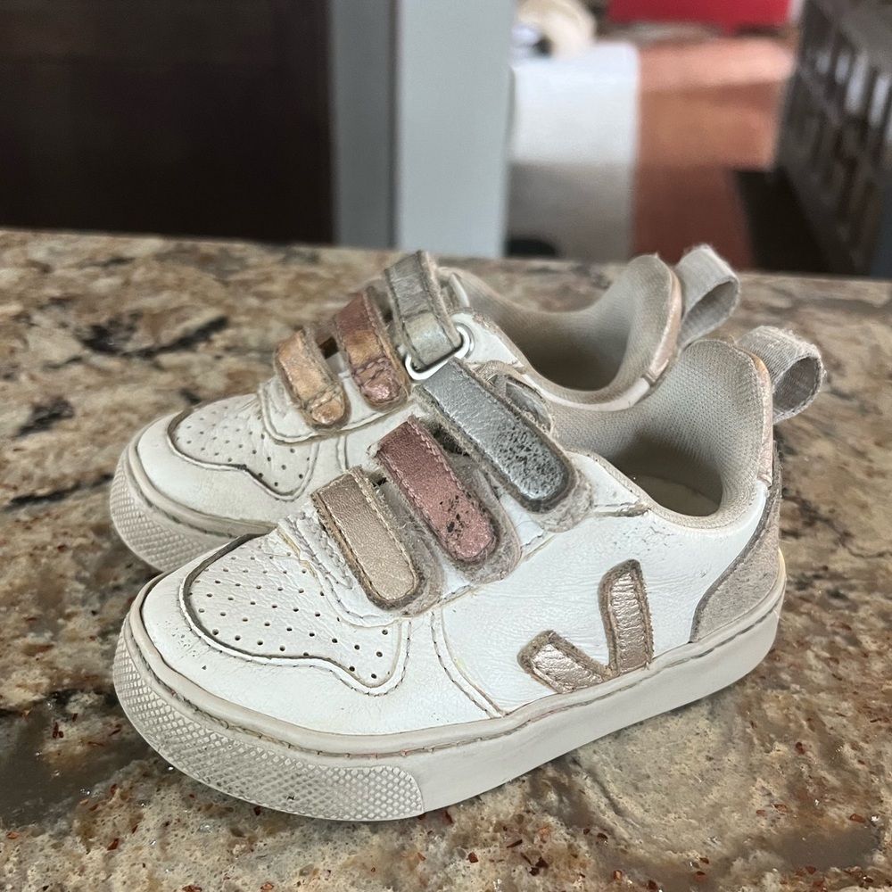 toddler girl Veja sneakers US size 6